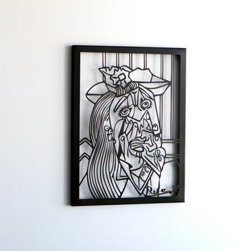 Picasso Ağlayan Kadın siyah metal tablo, hafif soldan açıyla, duvardan açık duruşu
