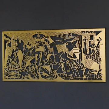 Altın Guernica metal duvar tablosu, koyu duvarda yakın ve düz kadraj