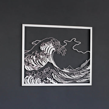 Gümüş Hokusai Büyük Dalga metal tablo, koyu duvarda hafif eğik çekim