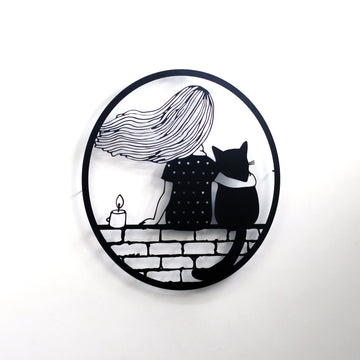 Siyah kız ve kedi metal duvar tablosu, beyaz duvarda uzaktan geniş görünüm