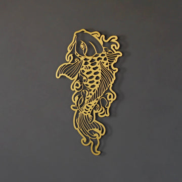 Altın renkli koi balığı metal tablo, koyu gri duvarda yakın kadraj