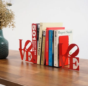Kırmızı LOVE yazılı metal kitap tutucu, yan açıdan yakın çekim