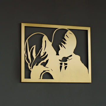 Altın Lovers II Rene Magritte metal duvar dekoru, koyu duvarda sağa dönük görünüm