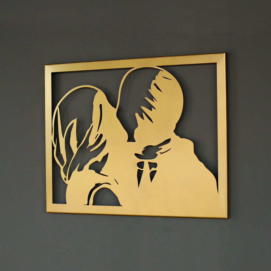 Altın renkli Lovers II Rene Magritte metal duvar dekoru, koyu duvarda hafif açılı görünüm