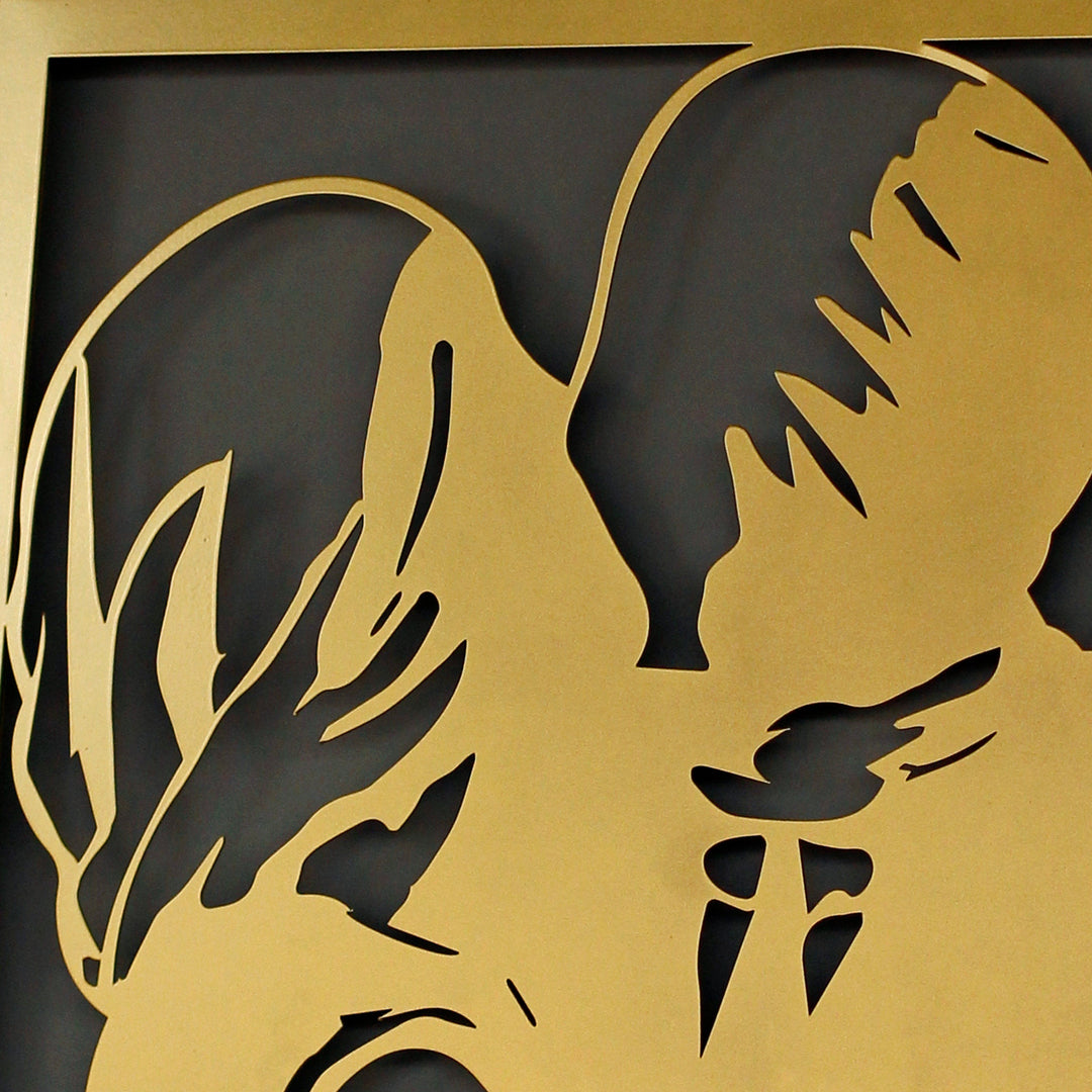 Lovers II Rene Magritte metal duvar dekorunda öpüşen figürlerin altın katmanlı yakın çekimi