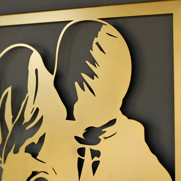 Lovers II Magritte metal duvar dekorunda altın figürlerin gölgeli kesim detayının yakın çekimi