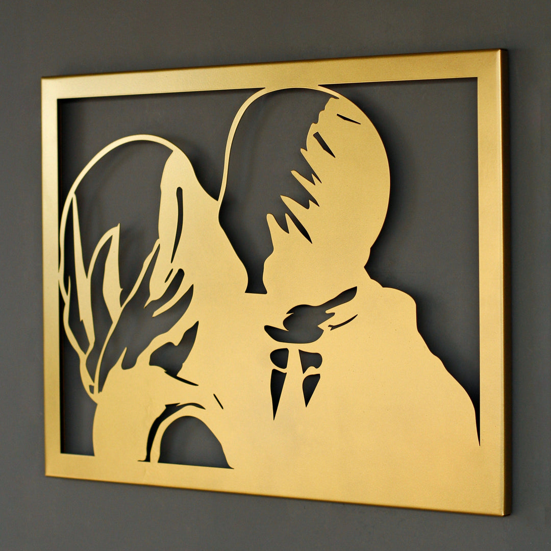 Altın Lovers II Rene Magritte metal duvar dekoru, sağdan açılı yakın görünüm