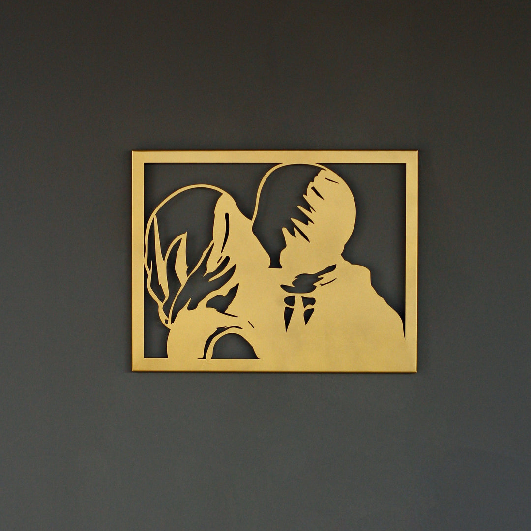 Altın Lovers II Rene Magritte metal duvar dekoru, koyu gri duvarda önden görünüm