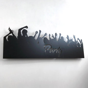 Parti kalabalığı metal duvar tablosu, siyah, soldan yakın açıyla; kalabalığın kaldırılmış kolları