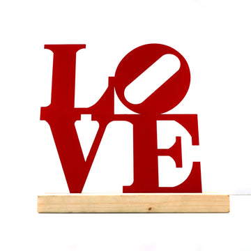 Kırmızı LOVE işareti metal dekor, Masif ahşap standda, beyaz fonda tam önden