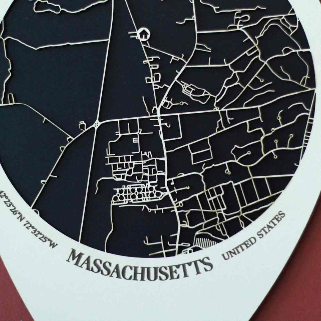 Krem pin şekilli sokak haritasında koordinat ve Massachusetts yazısının yakın çekimi