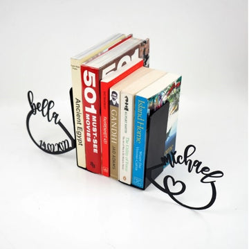 Siyah sonsuzluk ve kalp metal kitap tutucu, kitapları destekleyen yan açılı görünüm