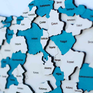 Turkuaz Türkiye ahşap haritasında Ankara, Yozgat ve Kayseri illeri, yakın çekim il yazıları